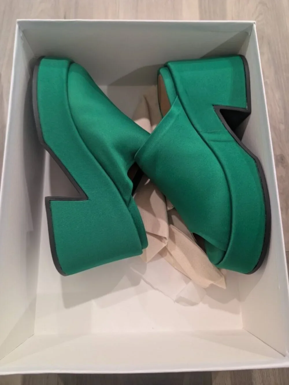 GANNI | Retro Satin Platform Wedge Mule In Kelly Green EU37